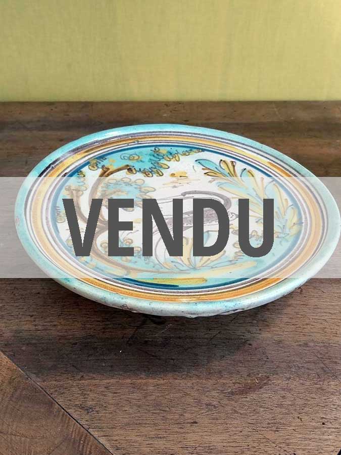 Plat un Tazza en Majolique de Talavera décoré d’un oiseau, Espagne XVIIe sciècle