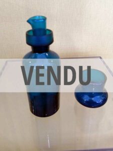 Flacon médicinal en verre soufflé de couleur bleu composé d"un verseur et d'un doseur