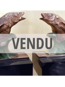 Serres livre a décor de poisson en bronze doré et patine verte