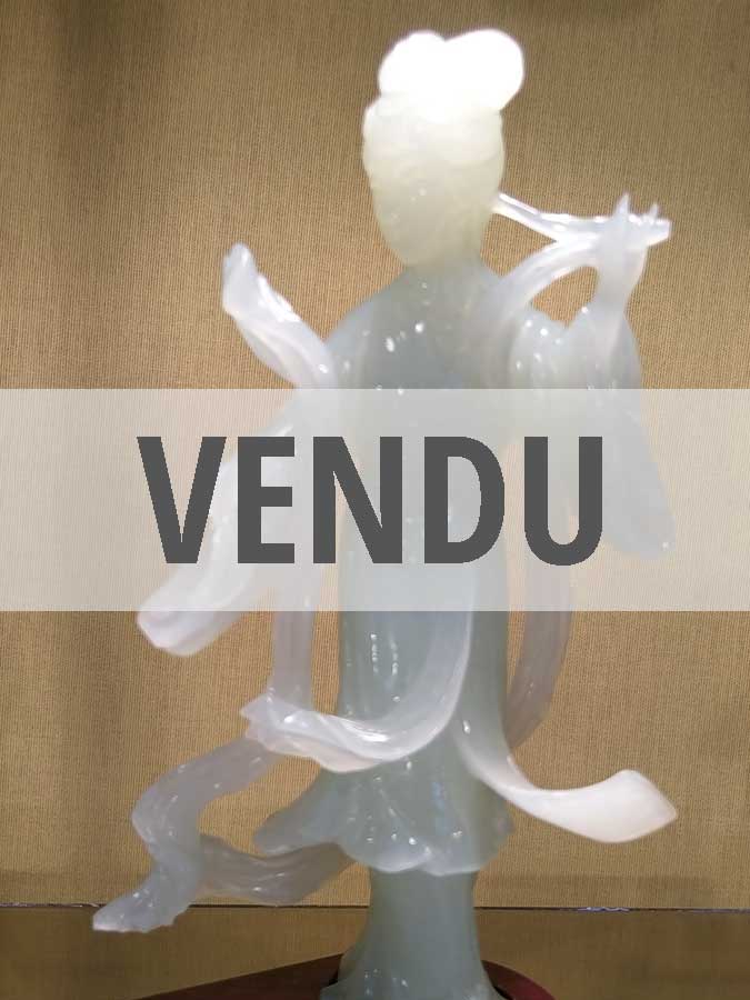 Statue en Jade représentant une jeune femme dansant avec ses voiles