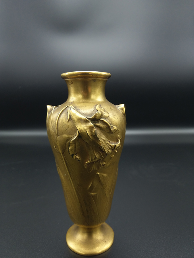 Vase Art Nouveau en Bronze a Motif Floral Signé