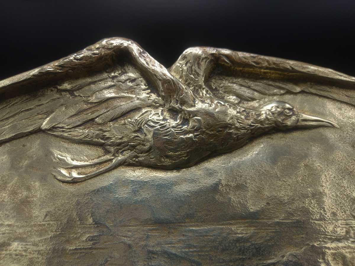 Très Beau Bronze a Décor d'Oiseau survolant les Flots le Long des Rivages