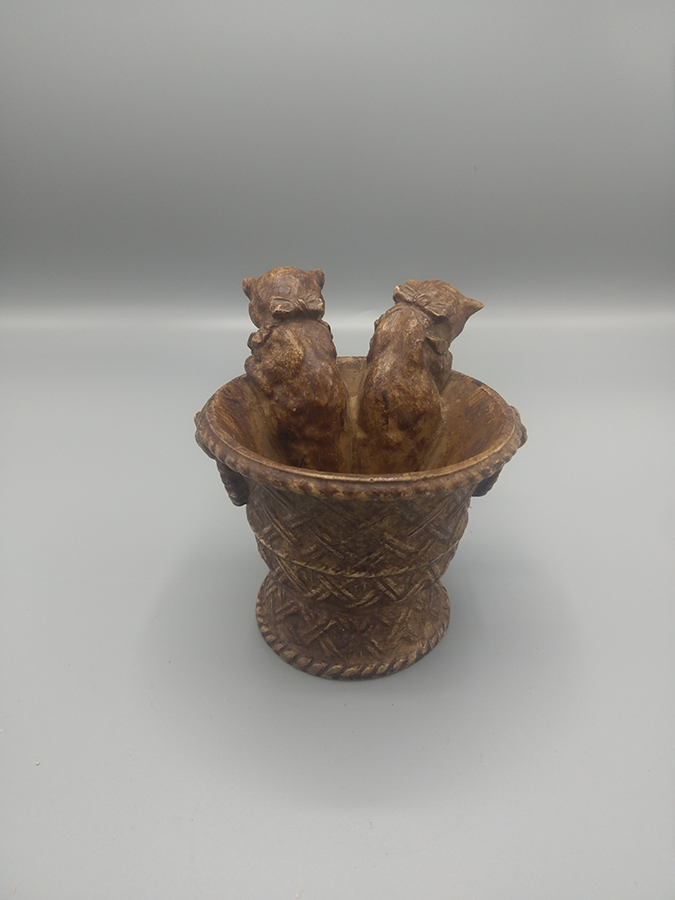 Vase en Terre Cuite a Décor de Corbeille Tréssé avec Deux Chats Sortant