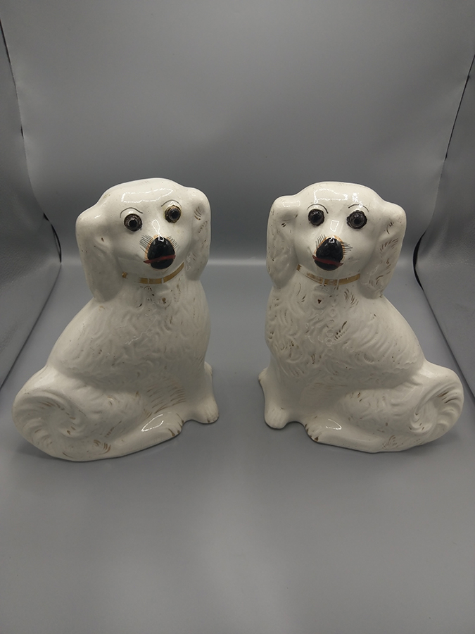 Paire de chiens " Cavalier King Charles " en porcelaine " Staffordshire "