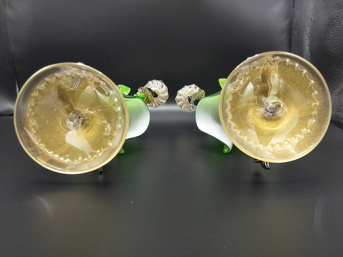 Très belle paire de bougeoirs à deux bras de lumières en verre noir, vert et translucide de Murano (Italie).