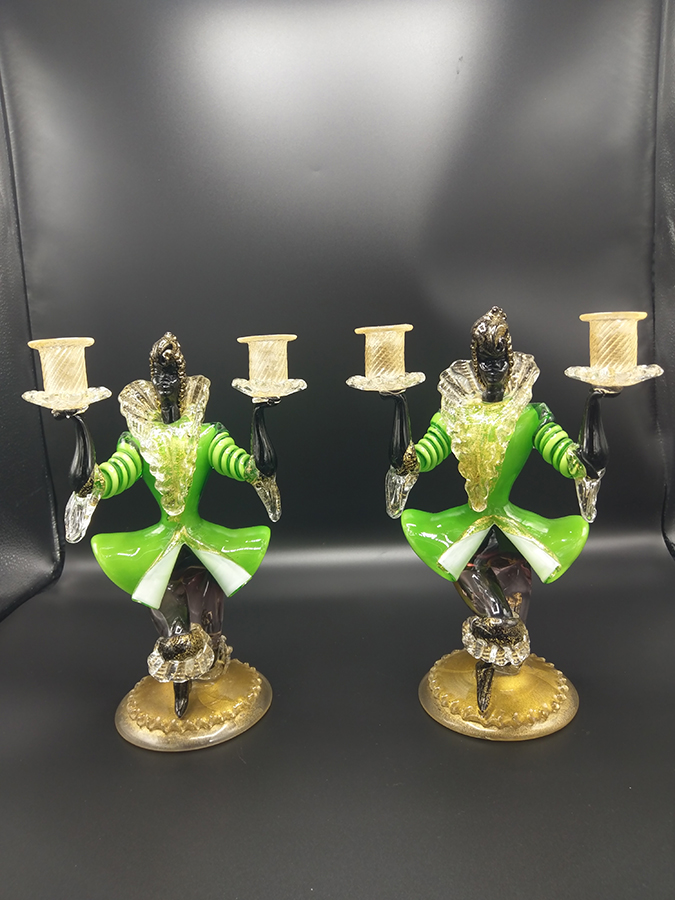 Très belle paire de bougeoirs à deux bras de lumières en verre noir, vert et translucide de Murano (Italie).
